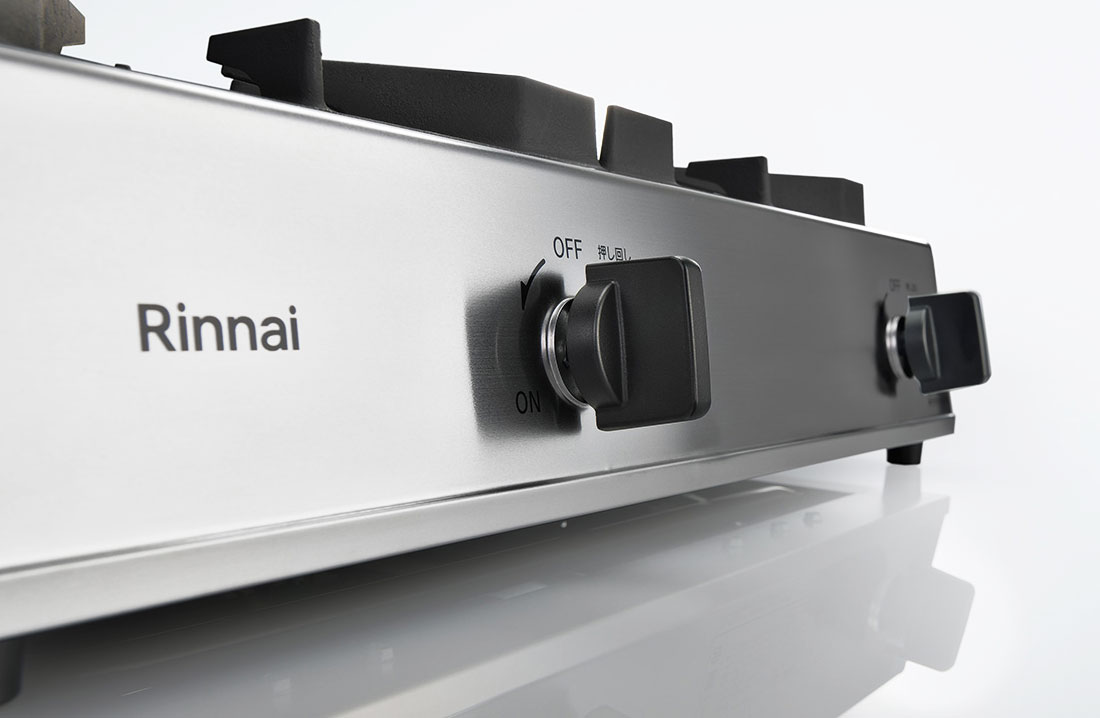 シンプルなデザインを継承した前面パネル