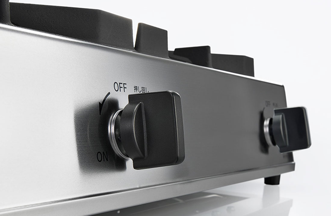 シンプルなデザインを継承した前面パネル