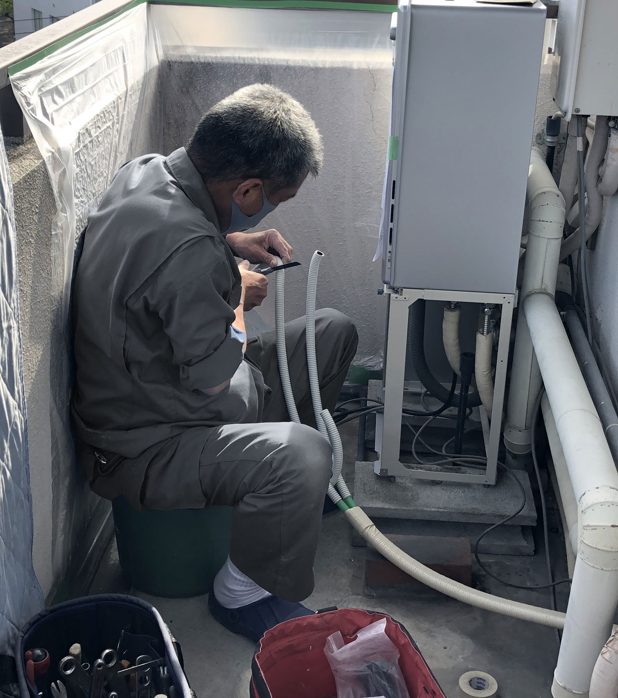 給湯器交換工事の施工風景